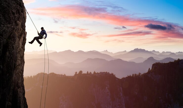 Photo silhouette man by mountains against sky during sunset