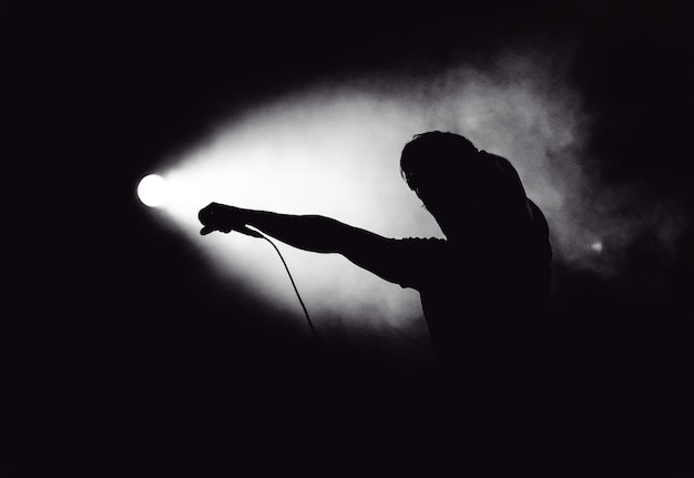 Photo silhouette of man in the dark