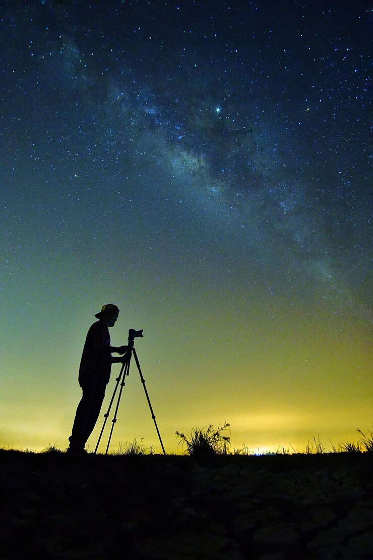 Photo silhouette man on field against star field at night
