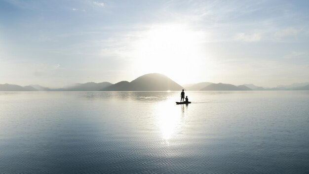 写真 空に照らされた海のシルエットの男