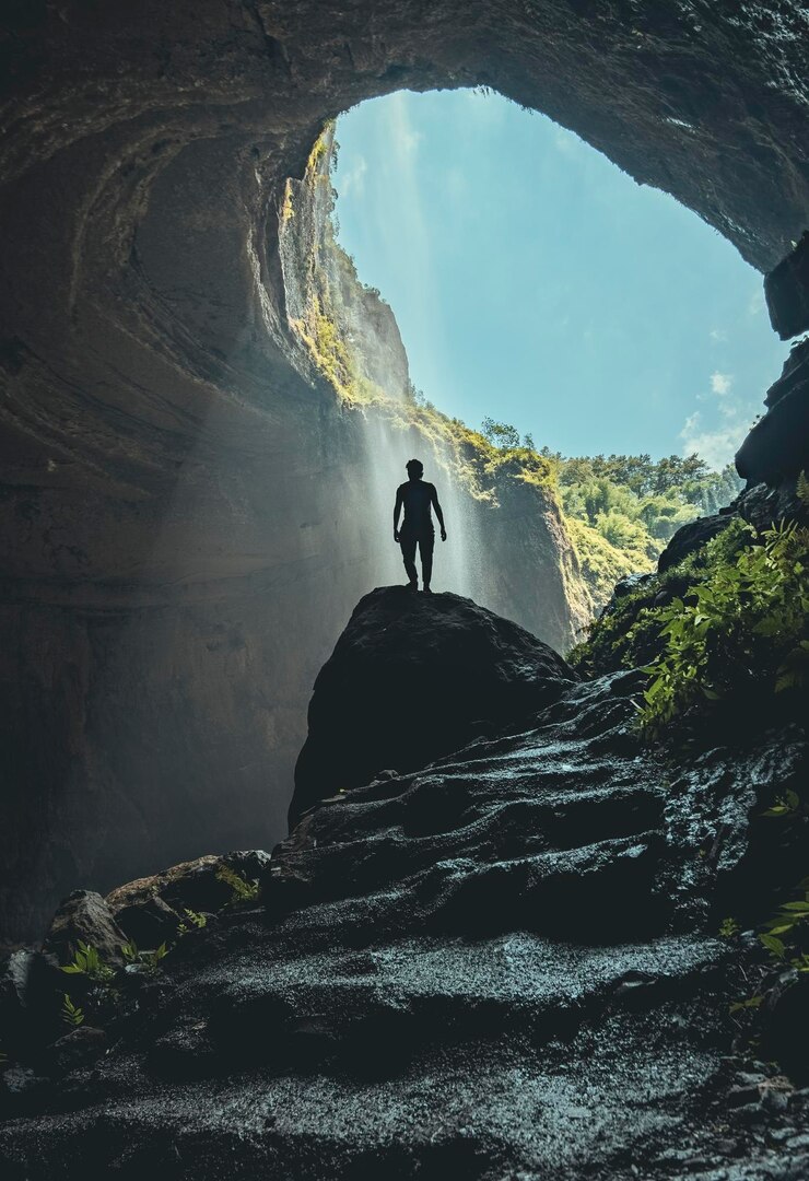 Photo silhouette man on rock against mountains