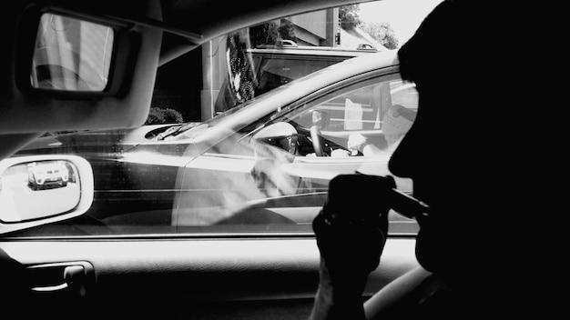 Photo silhouette man sitting in car