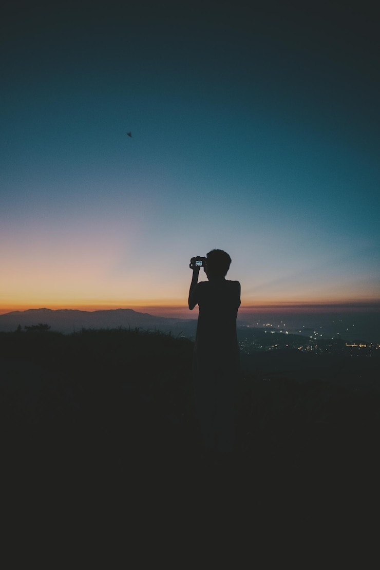 Photo silhouette man standing against clear sky during sunset