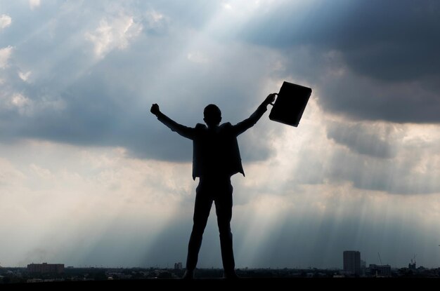 Photo silhouette man standing against sky