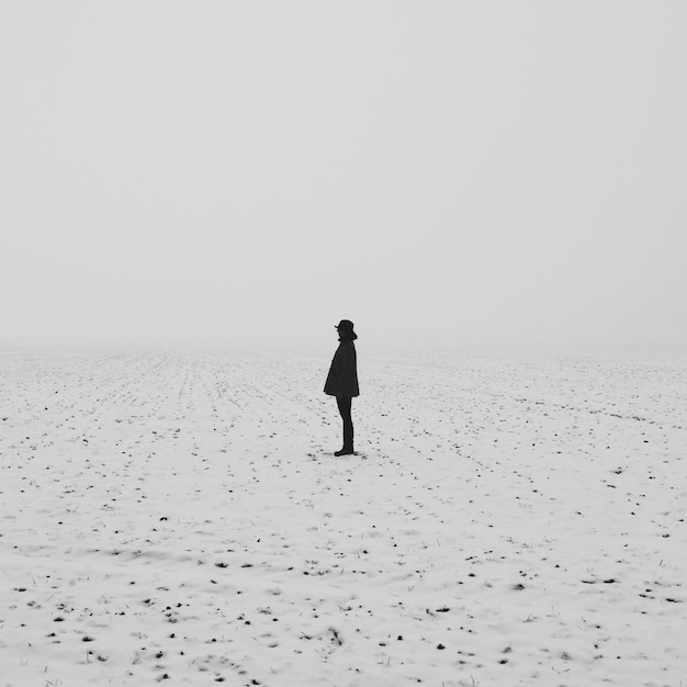 Foto silhouette di un uomo in piedi nel campo