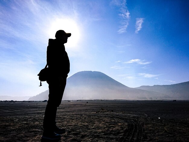 Photo silhouette of man standing on land