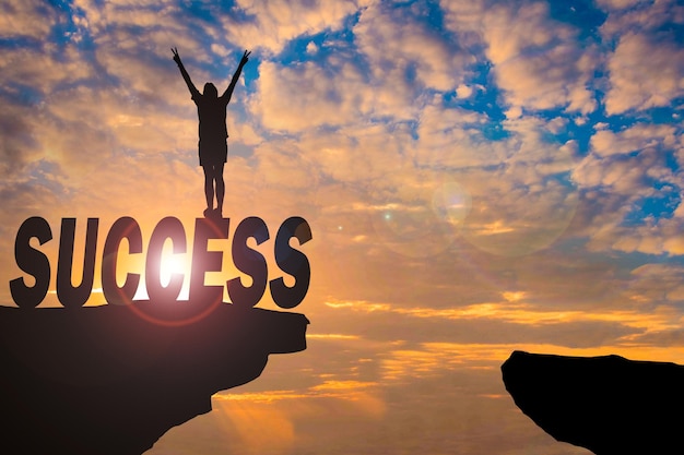 Photo silhouette man standing on success at cliff against cloudy sky during sunset