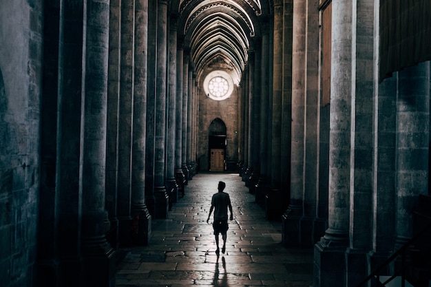 Photo silhouette man walking in church