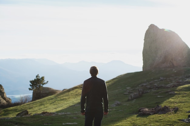 Modo di camminare dell'uomo della siluetta alla montagna