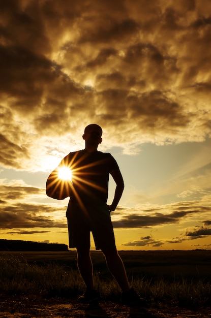 Foto silhouette di un uomo con una palla.