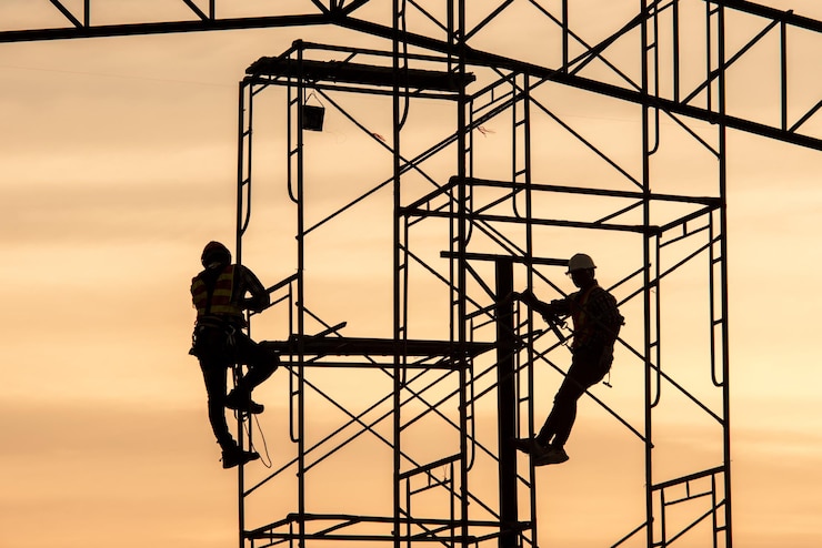 Photo silhouette man working at construction site against sky during sunset