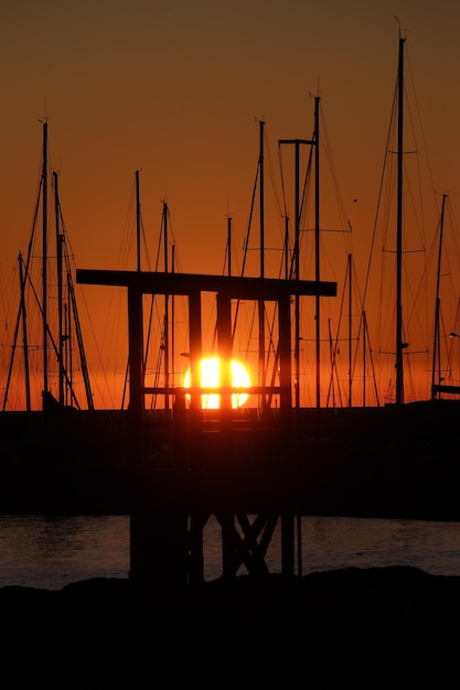 Foto silhouette della marina al tramonto