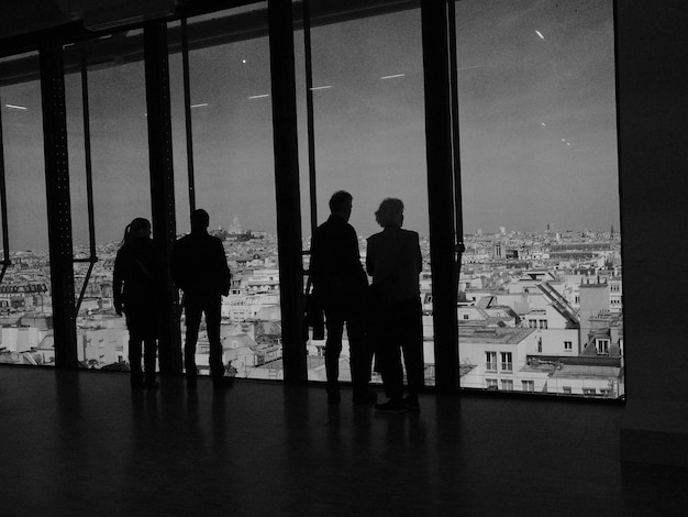 Photo silhouette of men standing against sky