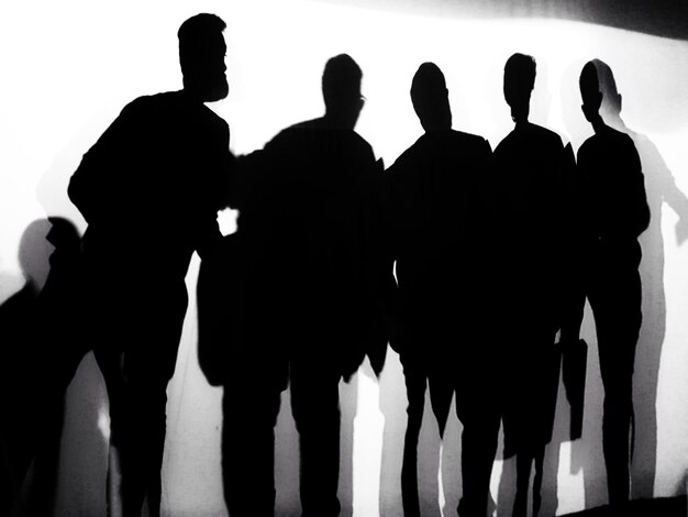 Photo silhouette men standing