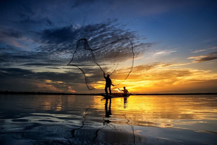 Photo silhouette of men with fish nets in wanonniwat, sakon nakhon, thailand