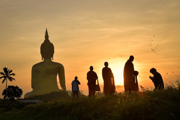 朝、施しに出かける僧侶のシルエット仏教の貸し出しの日に、仏教で行わなければならない活動です。プラナコンシアユタヤ県で2021年7月24日