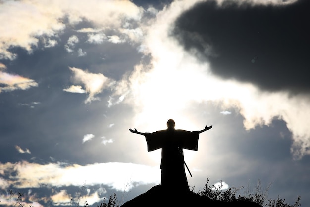 Photo silhouette monk on the mountain prayer moses faith god