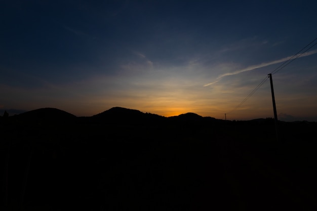 Photo silhouette mountain after sunset