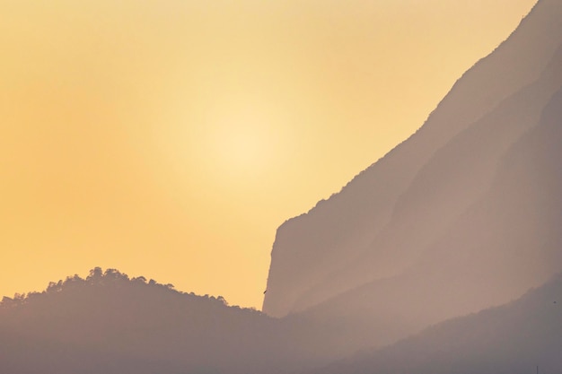 Photo silhouette mountain against clear sky during sunset