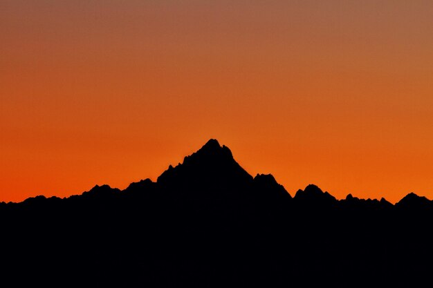 Foto silhouette montagna contro il cielo arancione