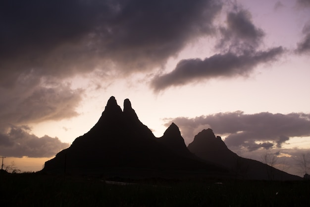 Silhouette della catena montuosa