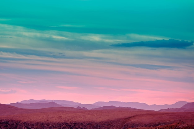 Silhouette di crinale di montagna contro il cielo al tramonto