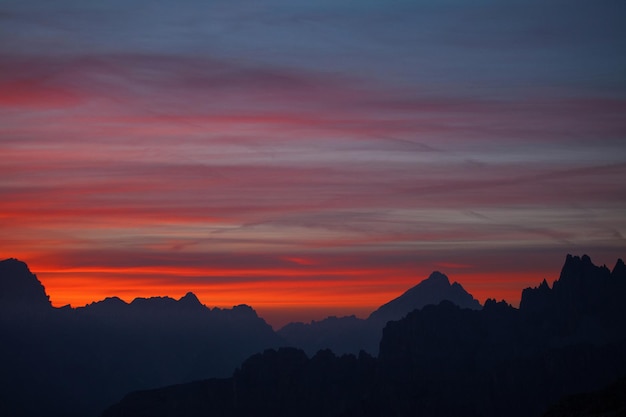 夕暮れの空に映る山のシルエット