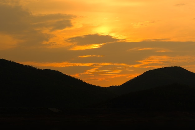 山、夕日のシルエット