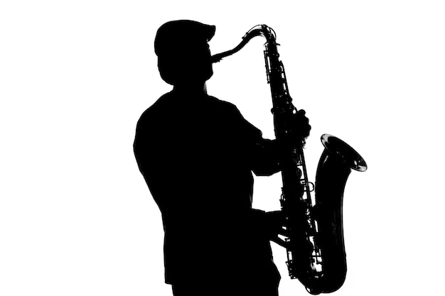 Foto musicista a silhouette che suona il sassofono su uno sfondo bianco