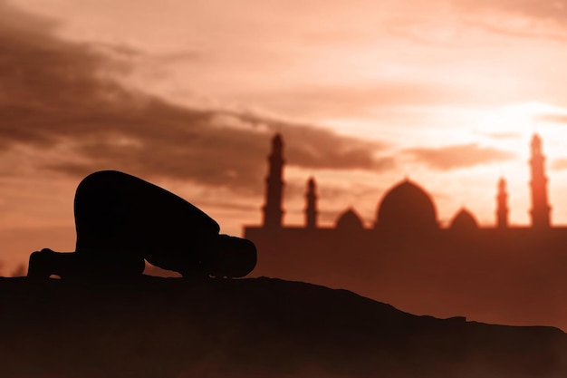 Photo silhouette of muslim man praying