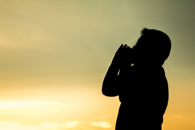 Silhouette o ragazzo che urla.