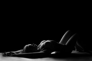 Силуэт женщины лежа на полу в нижнем белье черно-белые фото