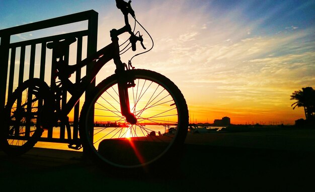 写真 夕暮れの自転車のシルエット