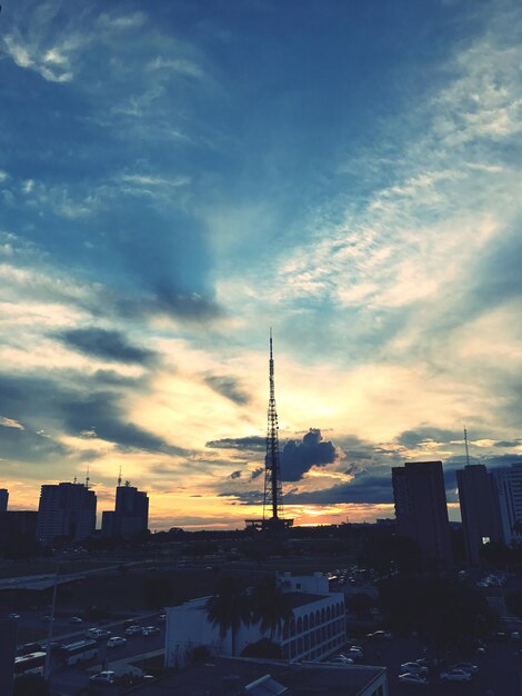 写真 夕暮れの街のシルエット