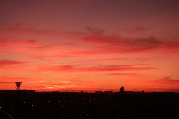 写真 劇的な空の背景にある風景のシルエット