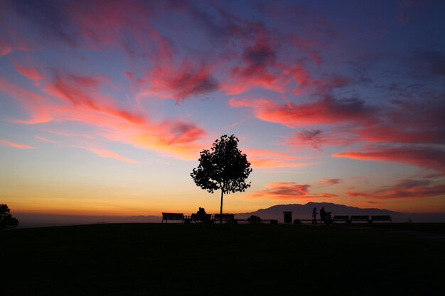 写真 夕暮れの風景のシルエット