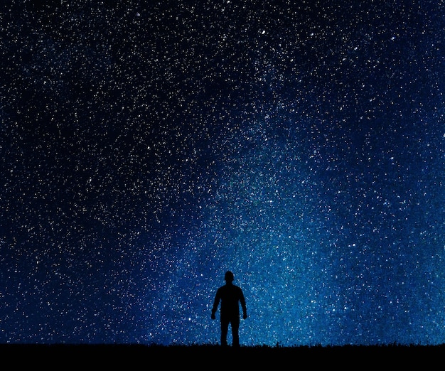 Фото Силуэт человека на фоне звезд .. человек желает угадать, глядя на звезды.