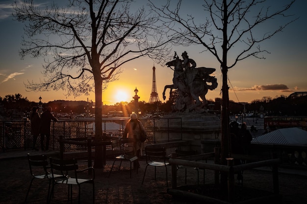 写真 夕暮れの人々のシルエット