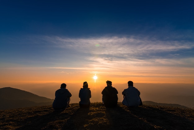 写真 夕日を見ている人のシルエット