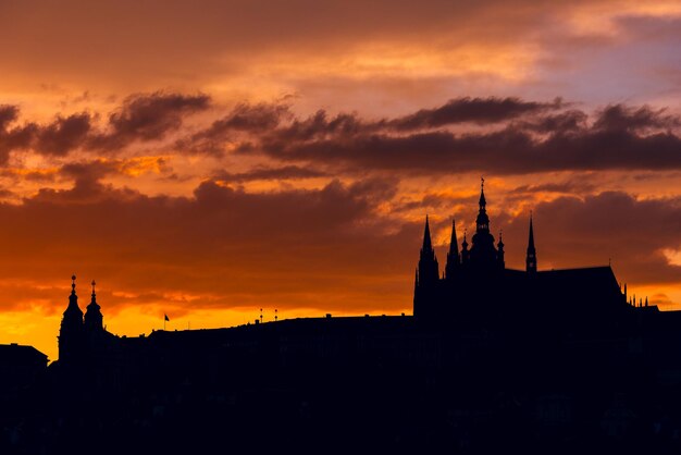 写真 夕暮れの空に照らされた寺院のシルエット