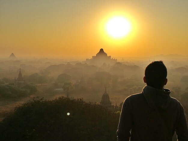 写真 夕暮れの空に照らされた寺院のシルエット