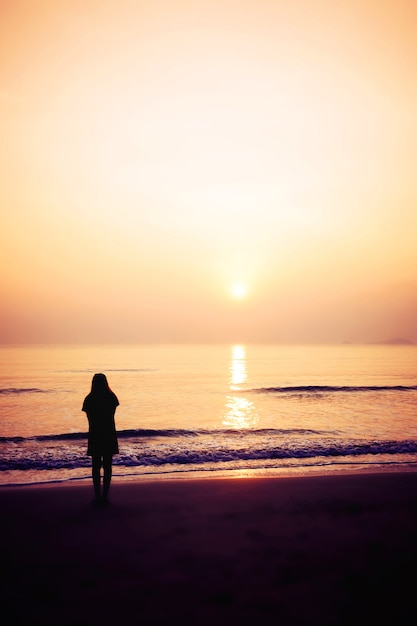 写真 浜辺の女性のシルエット