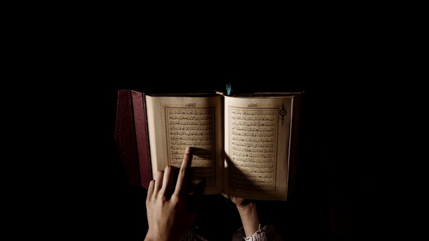 Фото Силуэт женщины, читающей в quran