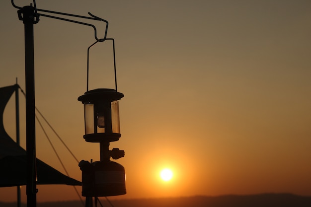 Foto profili la vecchia lampada nella vista della luce del tramonto
