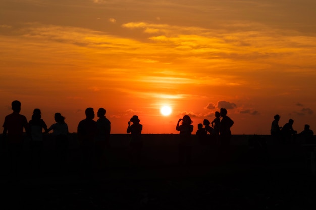 Attività e tramonto della gente della siluetta