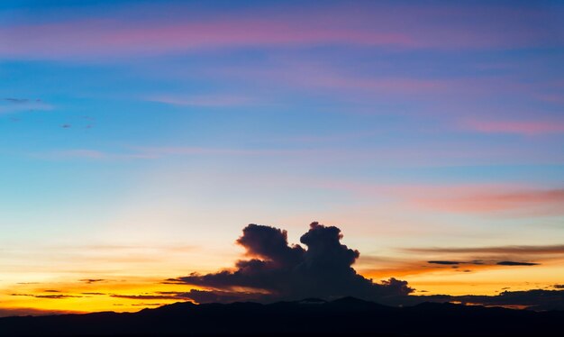 Photo silhouette people against sky during sunset