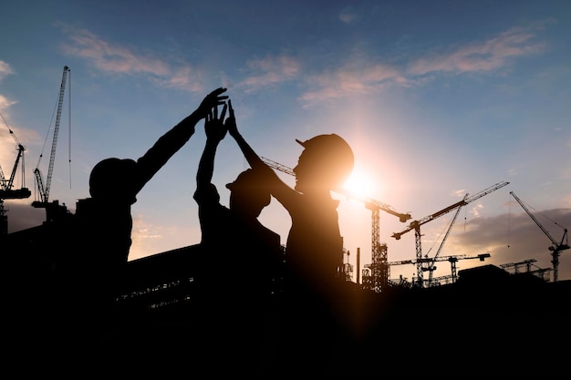 Photo silhouette people against sky during sunset