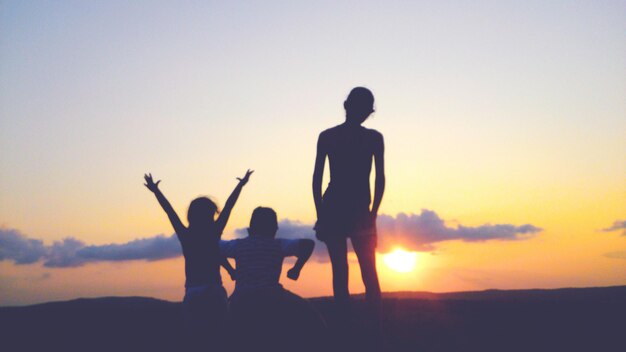 Photo silhouette of people on beach