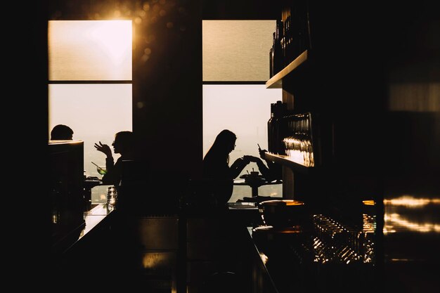 Foto silhouette di persone in un caffè