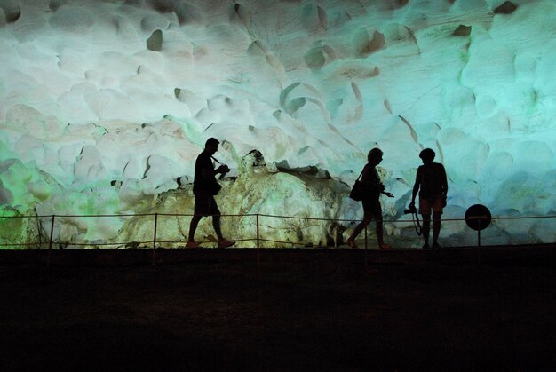 Foto silhouette di persone nella grotta